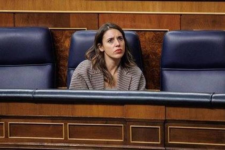 Marta Fernández, presidenta de las Cortes de Aragón, evita darle la mano a Irene Montero