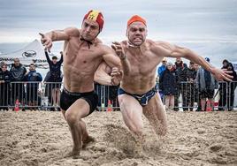 Marco Plazuelo (izquierda), durante la prueba de la bandera en playa, en la que  se colgó la primera de las dos medallas de oro