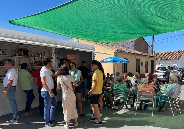 Imagen principal - Imágenes del inicio de fiesta en Nava de Sotrobal.