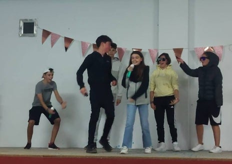 Imagen secundaria 1 - Animado concurso de playback en la noche del jueves de las fiestas de Nava de Sotrobal.