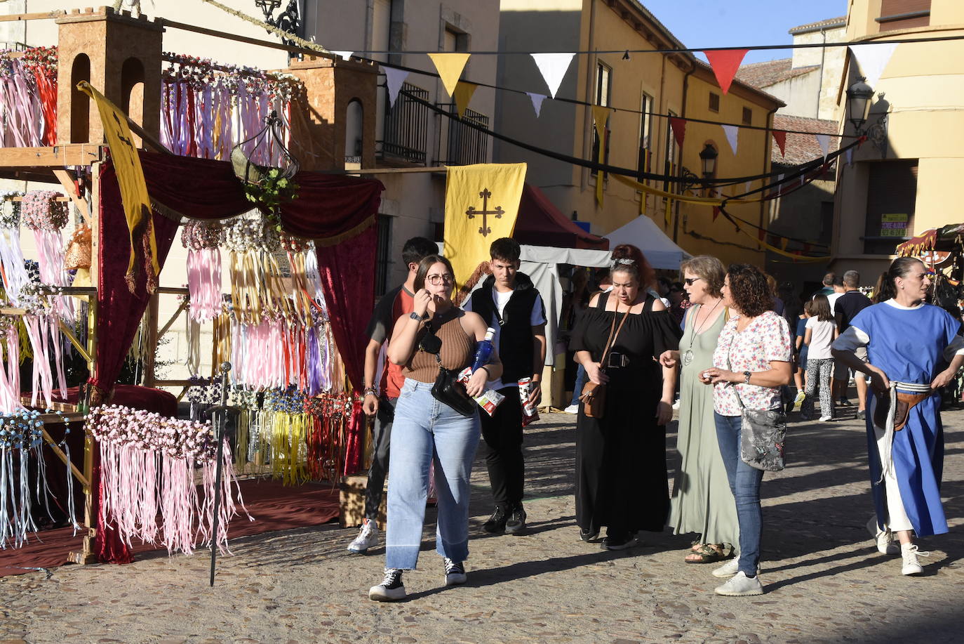 Jubones, cotas, sayas y brocados toman Miróbriga