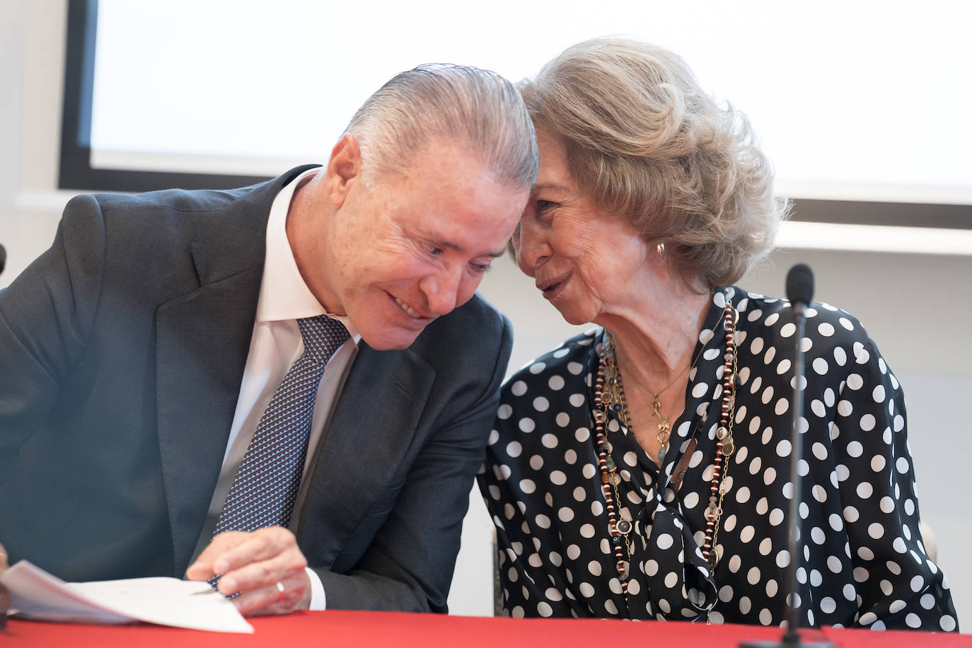 La Reina Sofía luce sonrisa en el quinto aniversario de la Fundación Casa de México