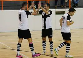 Los jugadores de Unionistas celebran un gol en la eliminatoria contra el Cáceres.