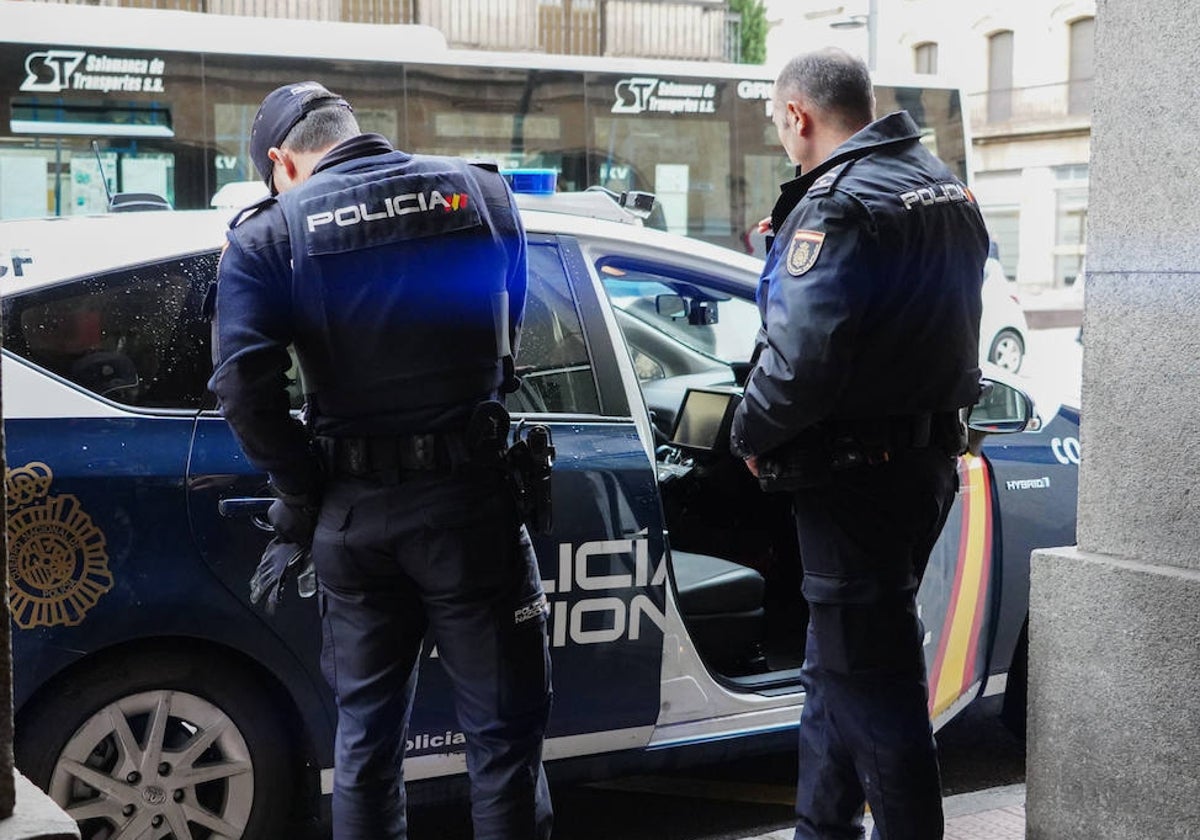 Agentes de la Policía Nacional a la puerta de la Audiencia.