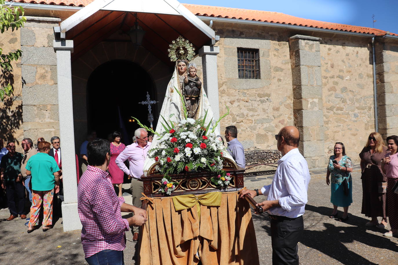 Navamorales rinde honores a la Virgen del Rosario