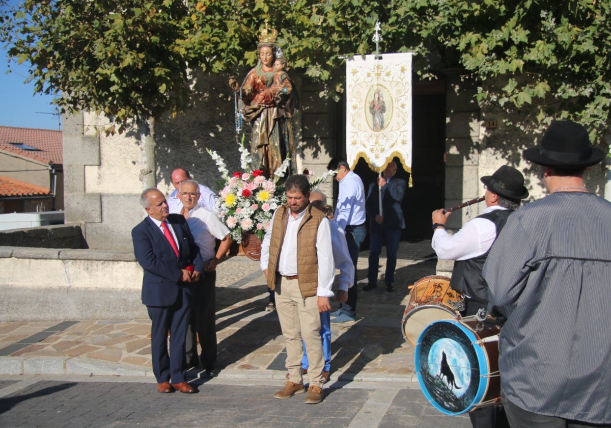 Música de tamboril para honrar a la Virgen del Rosario en Las Veguillas