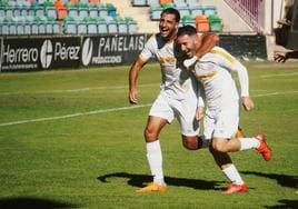 Durán y Miguelito celebran un gol ante el Laguna