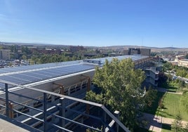 Placas fotovoltaicas instaladas en el tejado de la biblioteca Francisco de Vitoria.