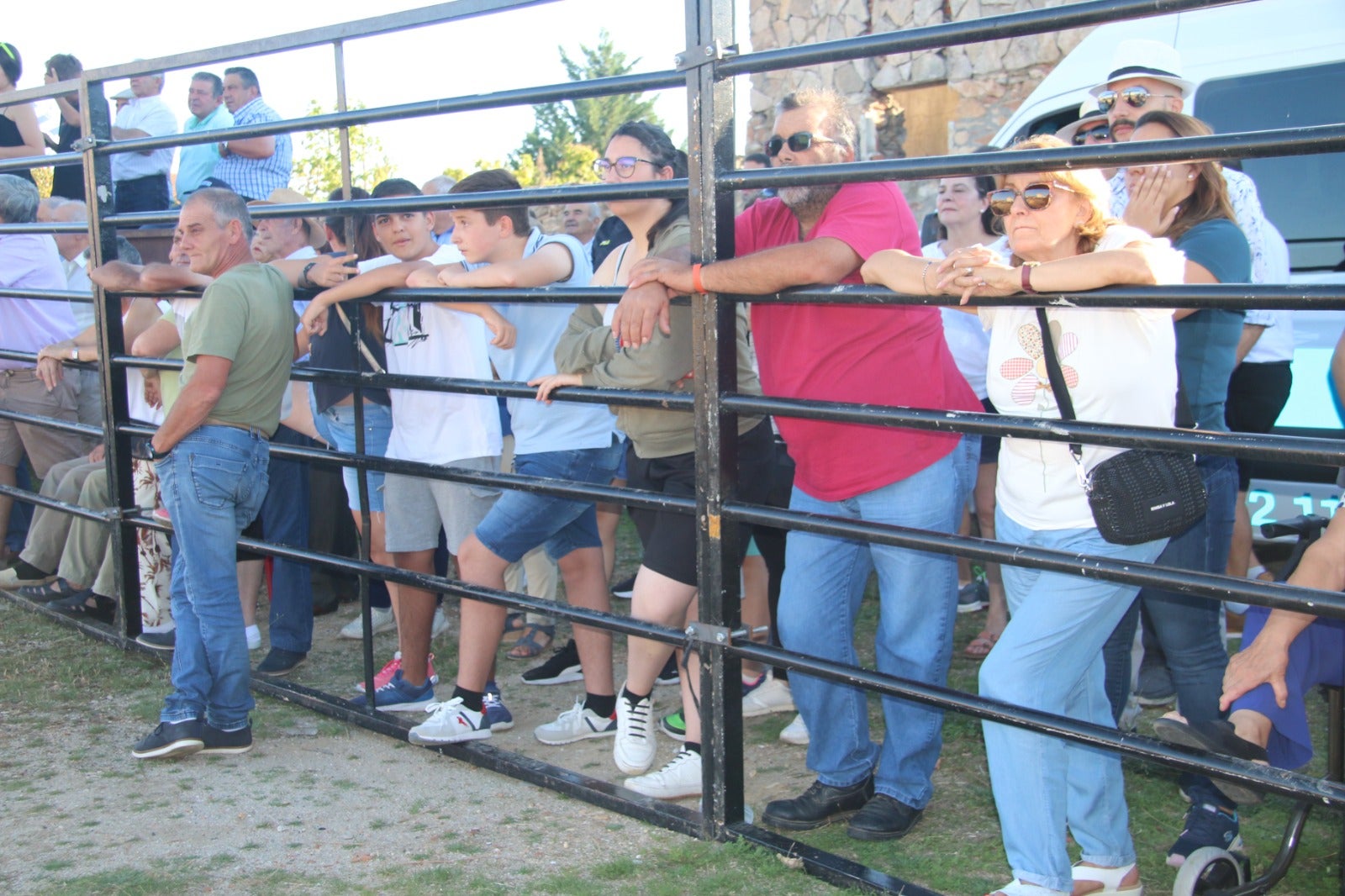 Divertida capea con vaquillas saltarinas en Santiz