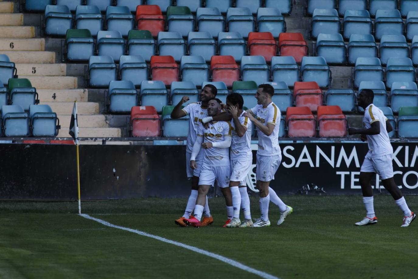 Los jugadores del Salamanca UDS celebran un gol contra el Laguna