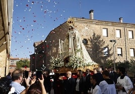 Imagen de la Virgen de la Merced a su llegada a la residencia de mayores