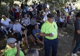 El tradicional almuerzo del escabeche en la dehesa abrió la jornada en la que vecinos y visitantes disfrutaron con el encierro con caballos en El Maíllo