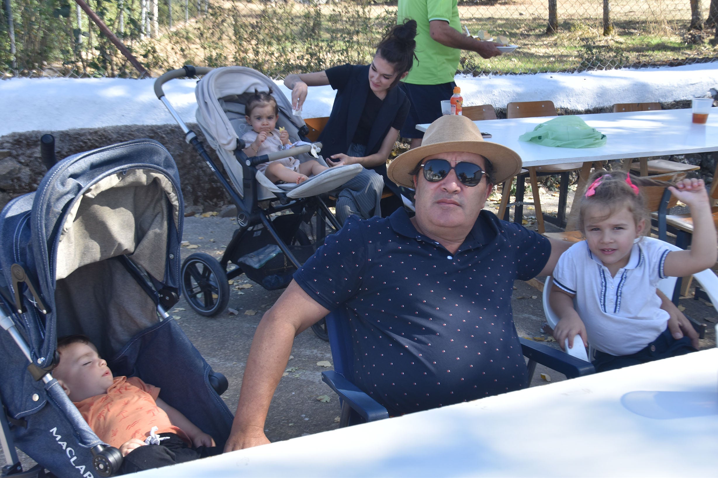 Comida en familia para trescientas personas en el fin de fiestas de Las Veguillas