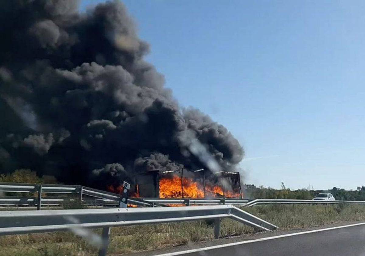 Imagen del camión en llamas.