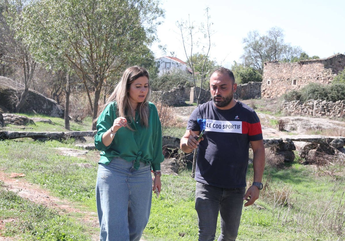 La alcaldesa de Fuentes de Oñoro, Laura Vicente, con el ingeniero responsable del despliegue de la fibra.