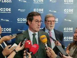 El presidente de la CEOE, atendiendo a los medios de comunicación