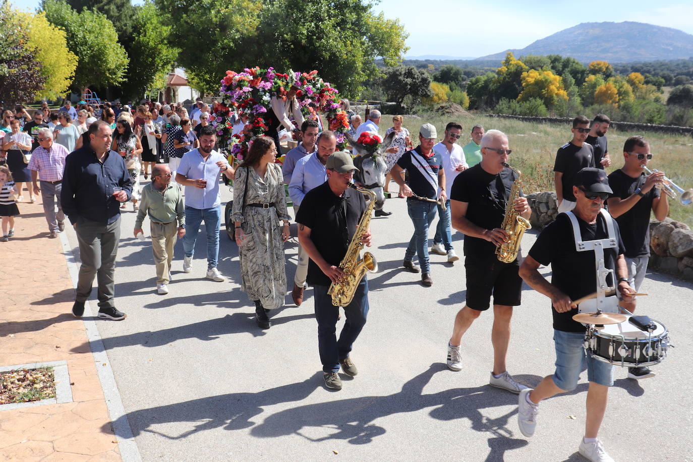 Alegre despedida de la Virgen de Valparaíso en Santibáñez de Béjar