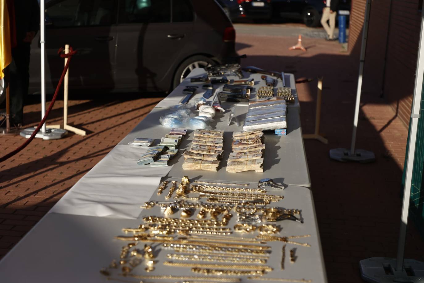 El espectacular decomiso en las redadas antidroga: drogas, joyas, pistolas, coches, lotería...