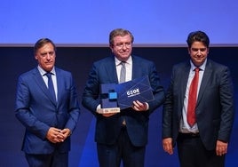 Isidoro Alanís recogiendo el premio