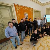 Ángel Fernández Silva y Jorge Moro (junto a la pantalla) rodeados por los representantes de los 17 restaurantes que acudirán a Gastronómika