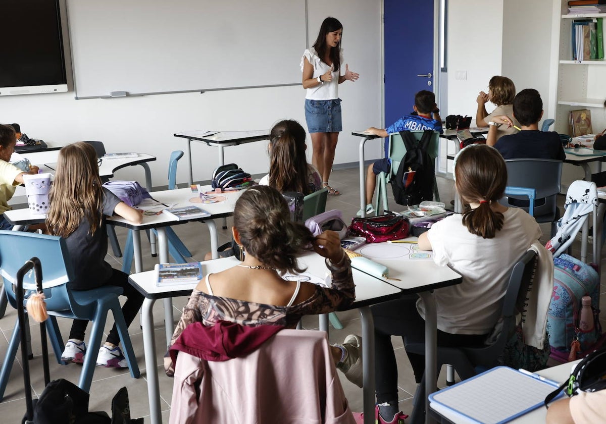 Una profesora impartiendo una clase en un centro educativo de Salamanca.