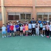 Los escolares del Miguel de Cervantes, junto a la concejala y los agentes que han participado en la actividad.
