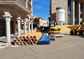 Las obras de sustitución de saneamiento y redes de abastecimiento de agua en la Plaza Mayor de Carbajosa de la Sagrada.