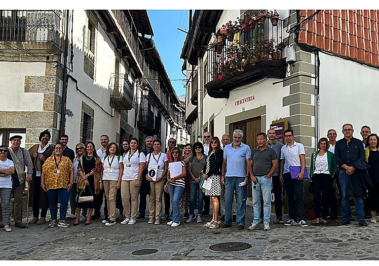 Imagen de la visita guiada con los participantes en el congreso y los alumnos del Programa Mixto de Formación y Empleo de Candelario.