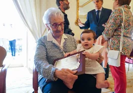 La centenaria Emilia Haro posa con su biznieta Carolina.