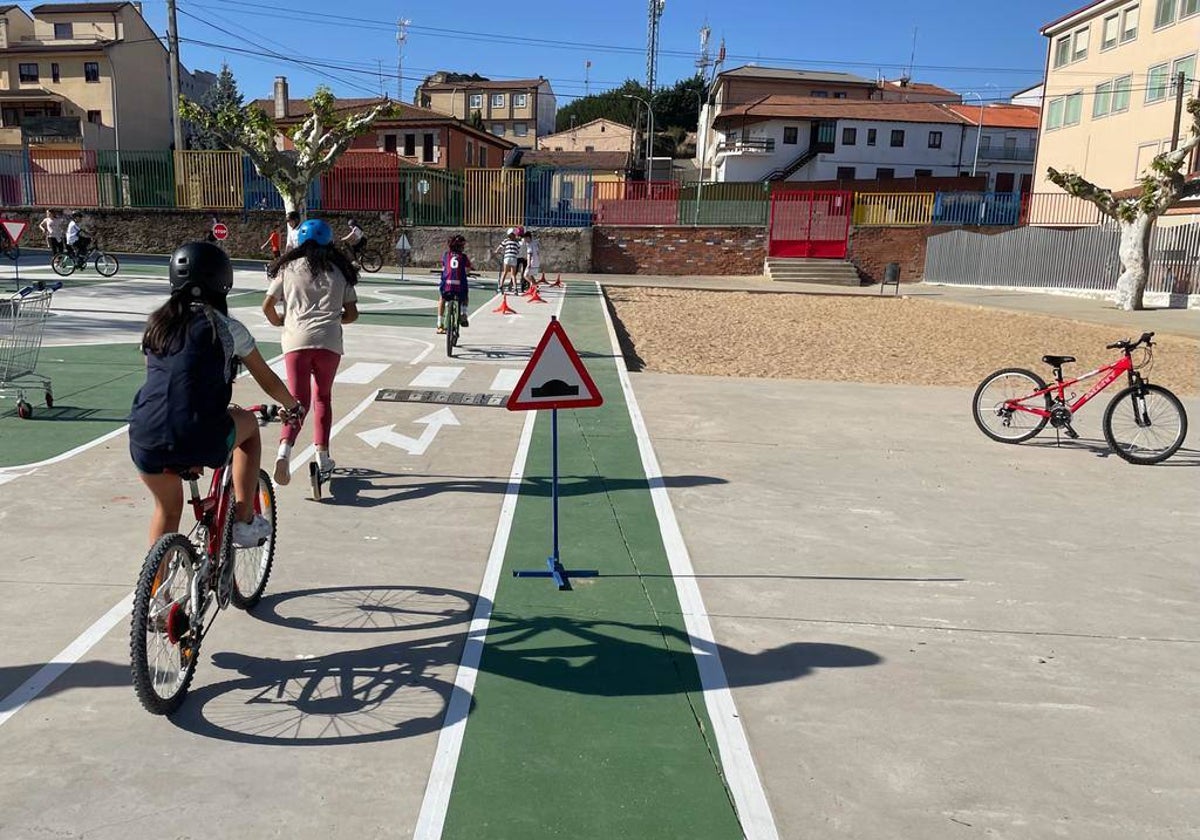 Los alumnos de 6º del colegio Filiberto Villalobos, en el circuito de seguridad vial del colegio.