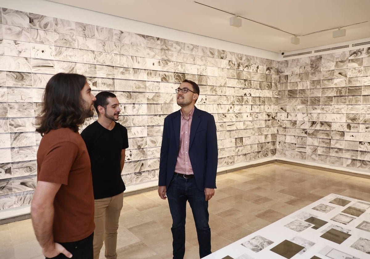 El concejal junto al artista y al comisario en la exposición.