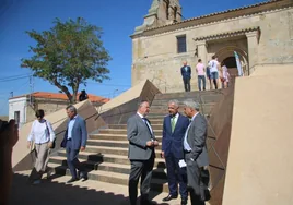 Juan Carlos Prieto, Fernando García e Ignacio Fernández, junto al nuevo acceso a la iglesia de Forfoleda