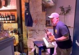 Larry Shy «robando» un jamón en una tienda salmantina