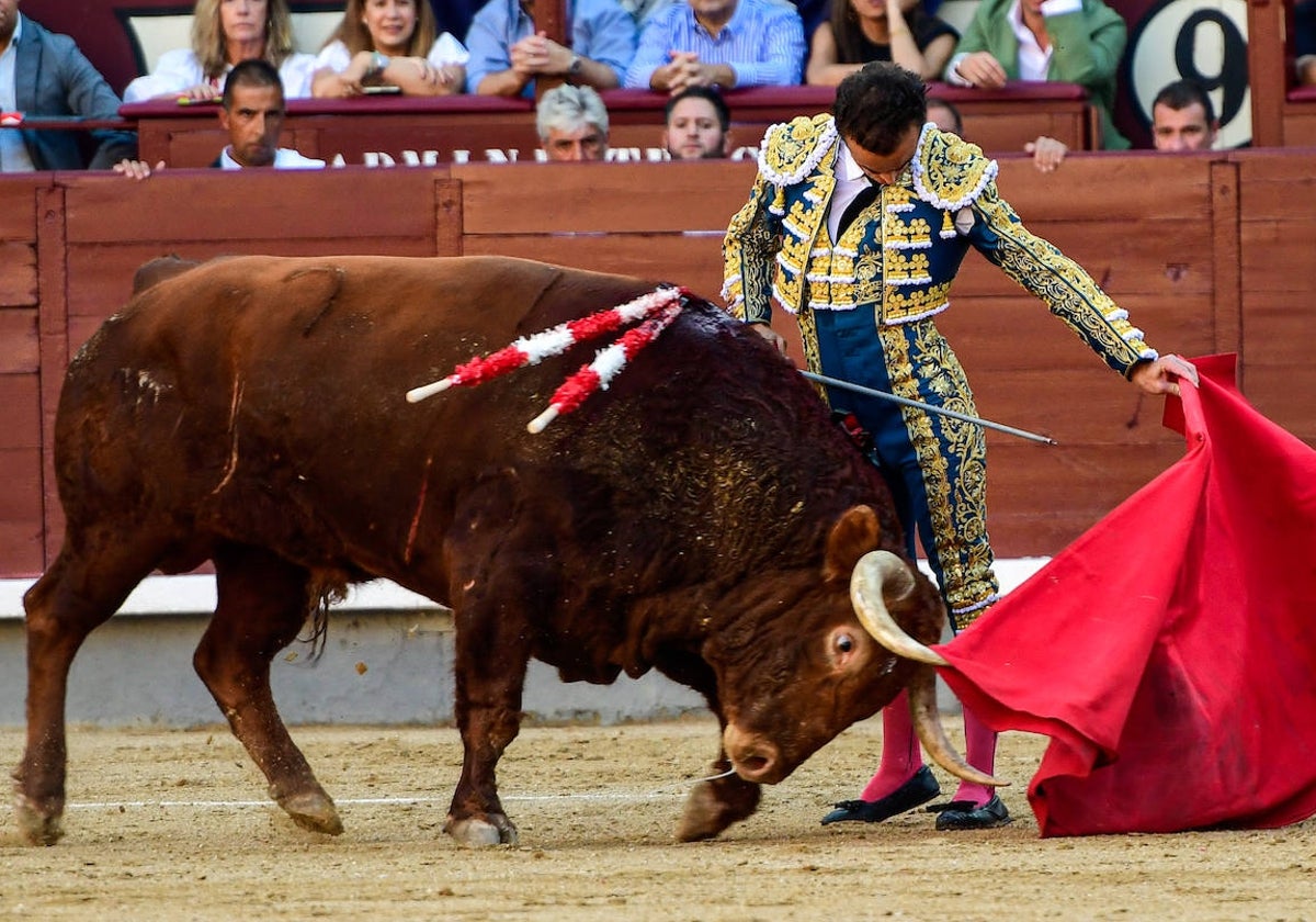 Cambio de mano de Damián Castaño a Potrillo, el primer toro de El Pilar.