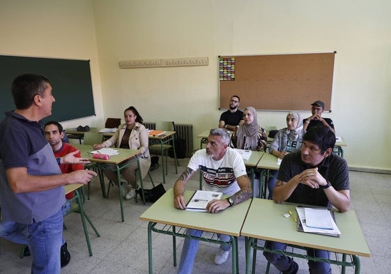 Una clase de educación para adultos en el Giner de los Ríos.