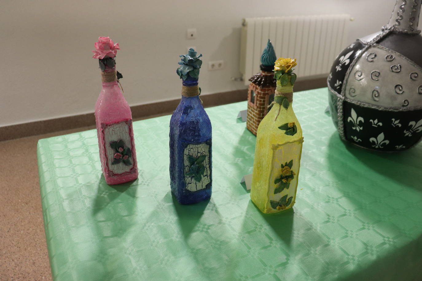 Botellas decoradas, la muestra que visitar en Guijuelo