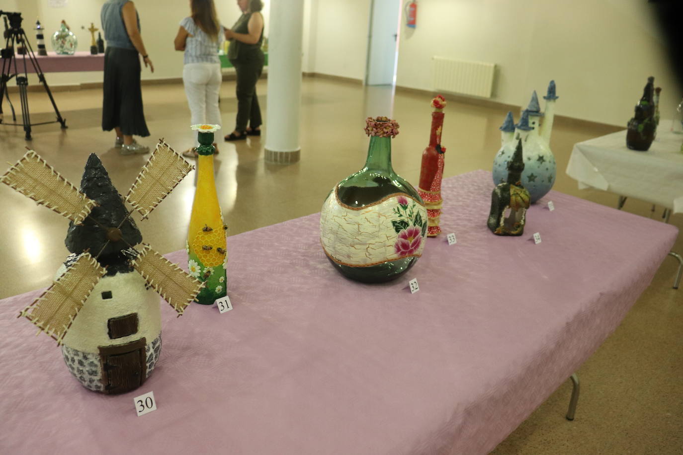 Botellas decoradas, la muestra que visitar en Guijuelo