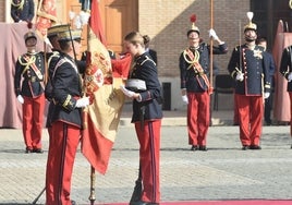 La princesa Leonor, en el momento de jurar bandera