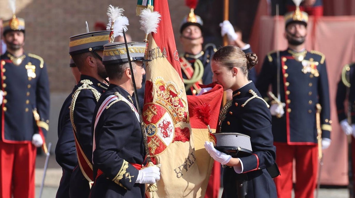 VÍDEO | El emotivo momento en que la princesa Leonor besa la bandera