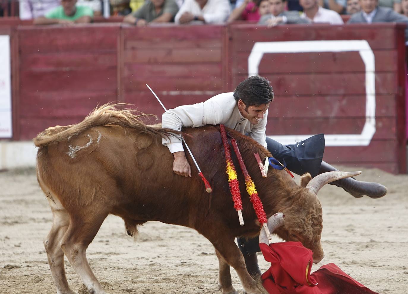 La marea amarilla alienta el toreo