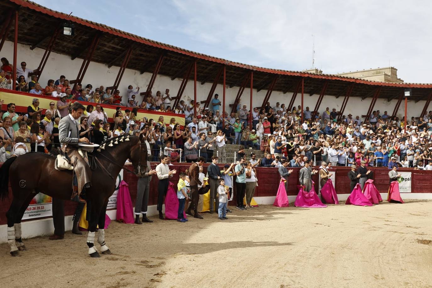 La marea amarilla alienta el toreo