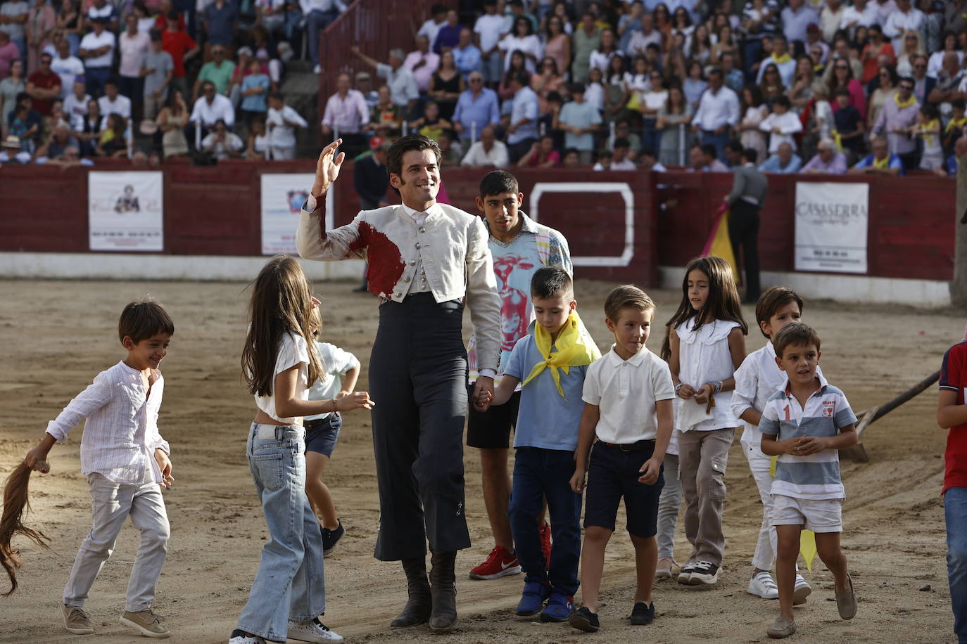 La marea amarilla alienta el toreo