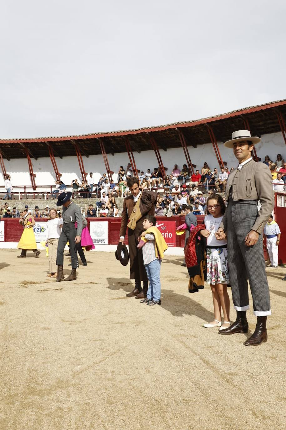 La marea amarilla alienta el toreo