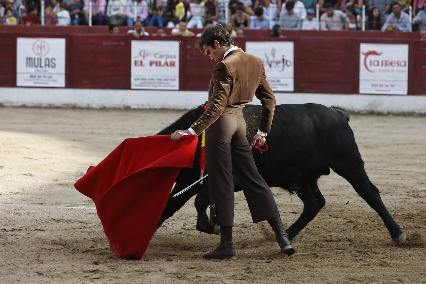 La marea amarilla alienta el toreo