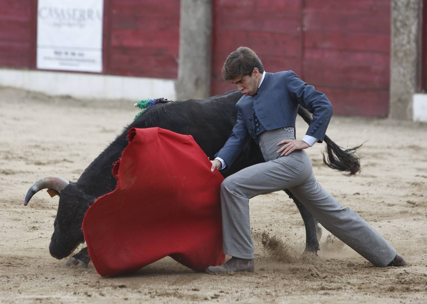 La marea amarilla alienta el toreo