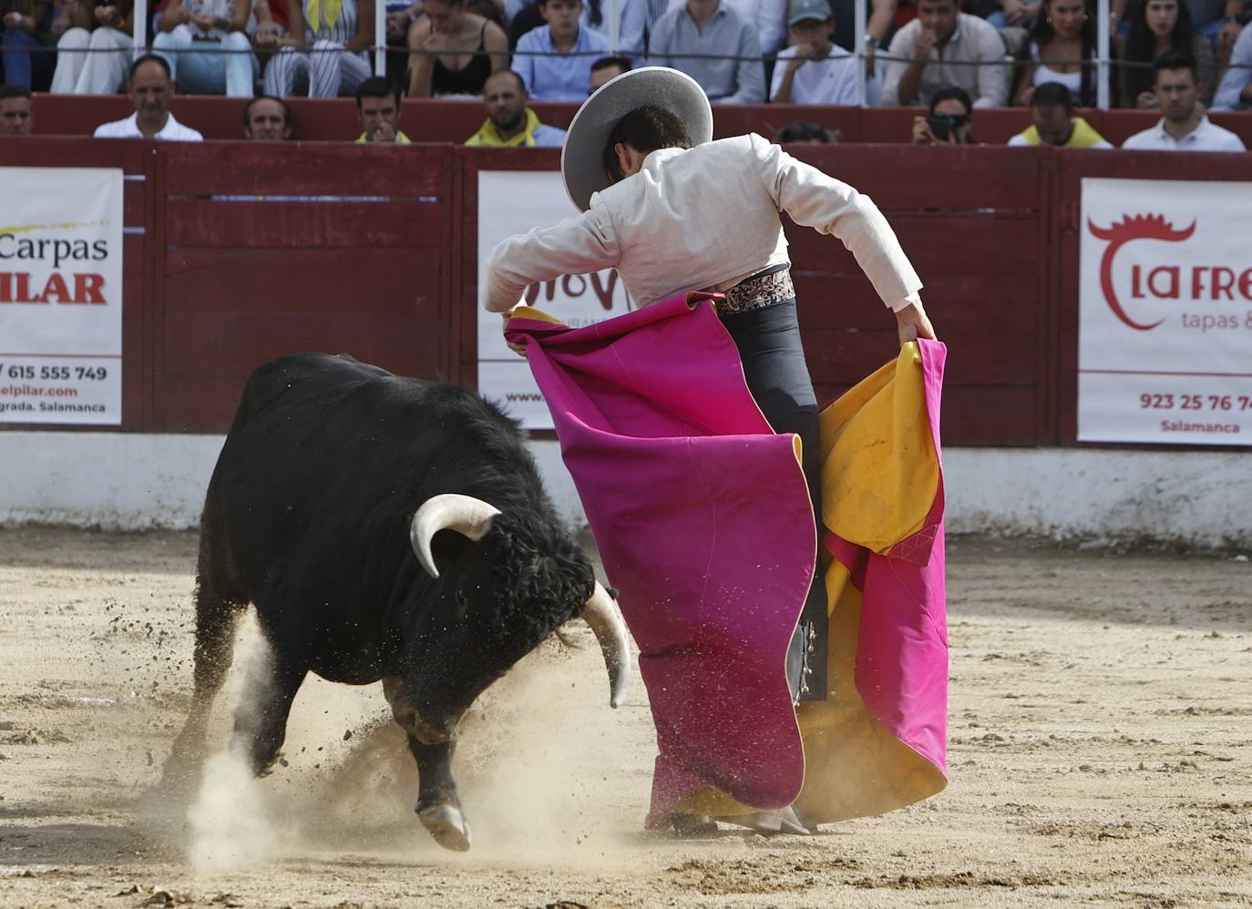 La marea amarilla alienta el toreo