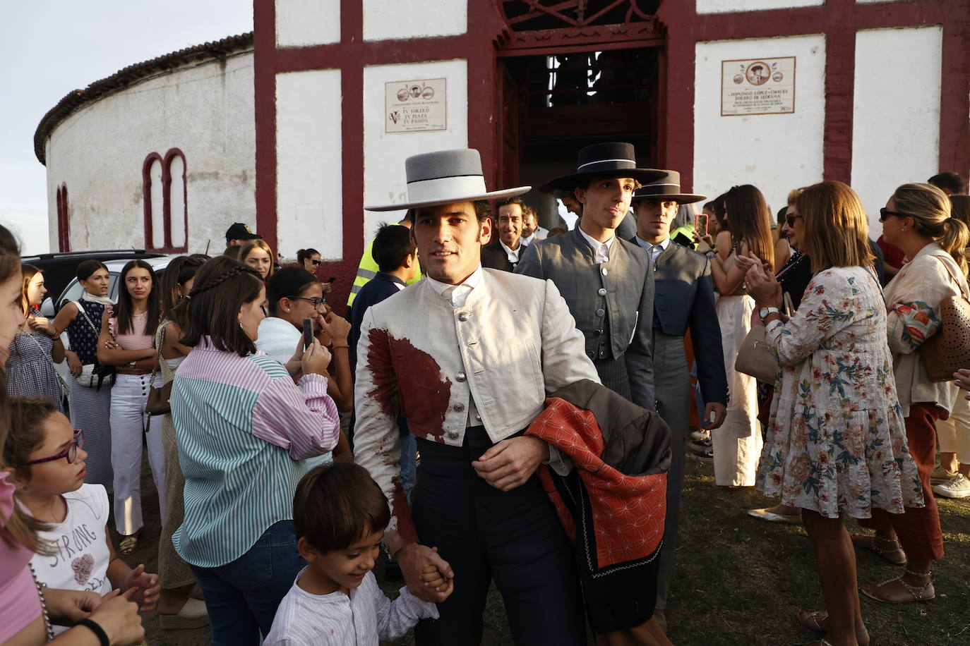 La marea amarilla alienta el toreo