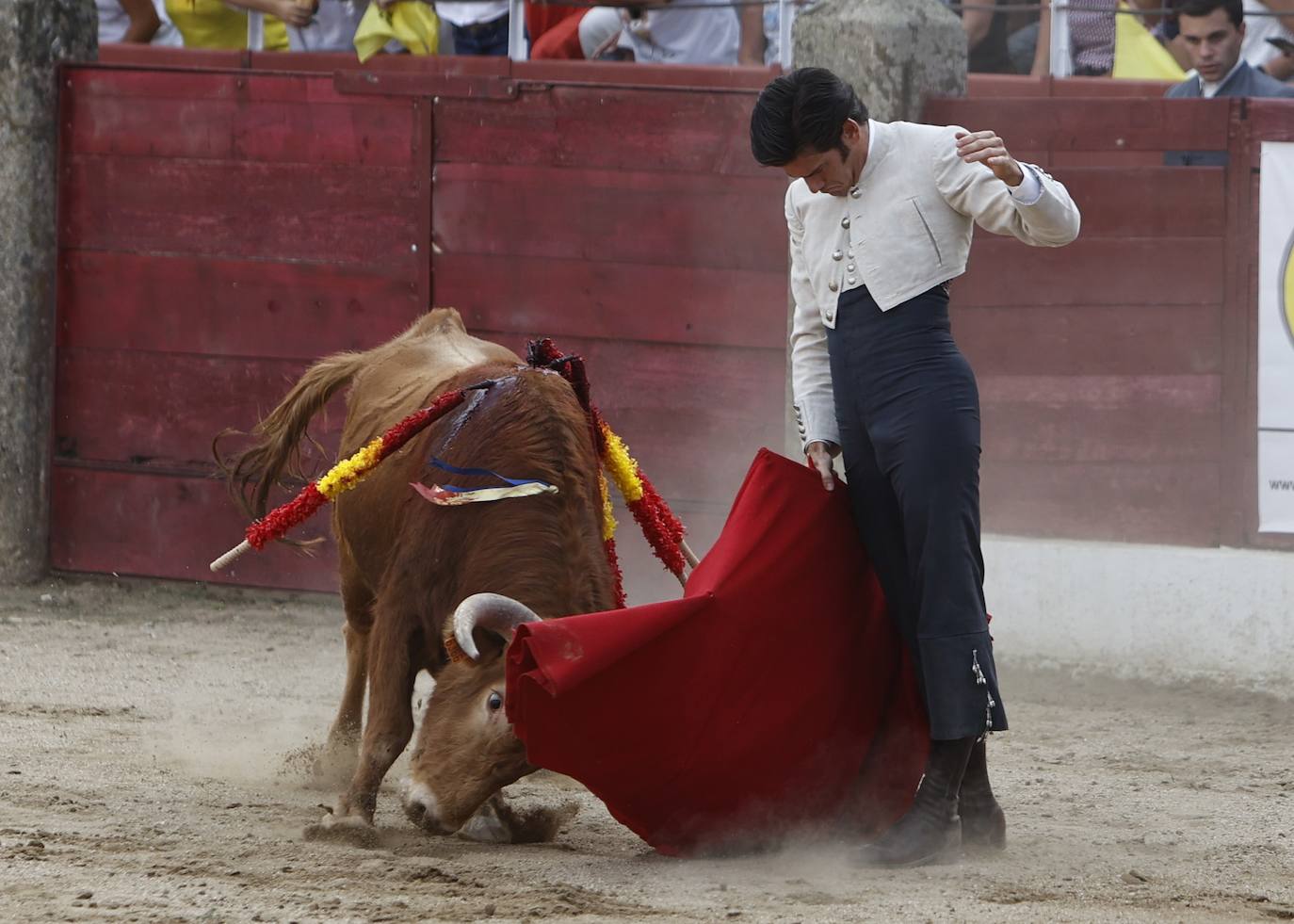 La marea amarilla alienta el toreo