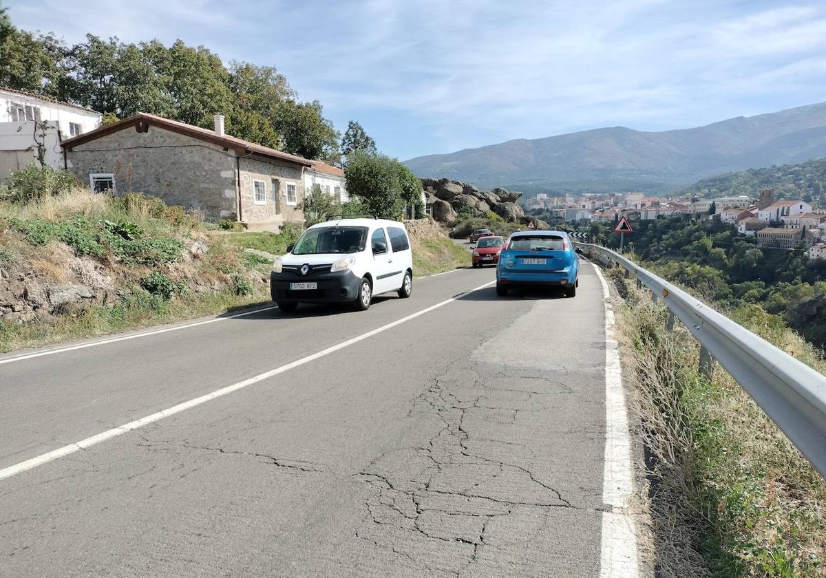 Imagen de la carretera en el entorno del Ventorro de Pelayo, una de las zonas más deterioradas. tel