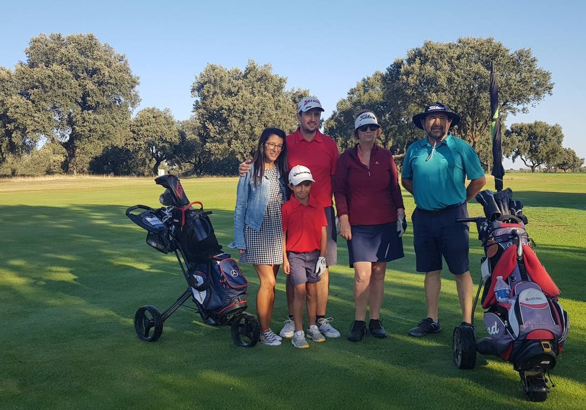 Padres e hijos disfrutan de un torneo de golf en Zarapicos